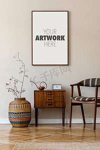 家居用品海报摄影照片_现代客厅内部的组成与棕色的模型海报框架，设计复古风格，椅子，蚀刻篮与花卉和典雅的配件。模板。时尚的家居用品。日本人.
