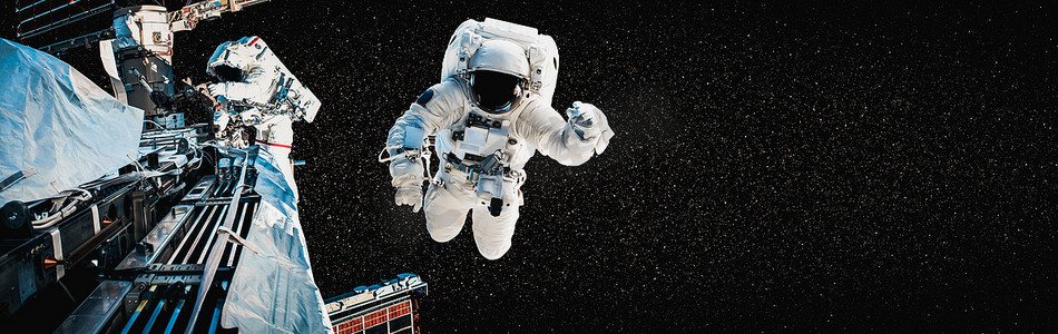 宇航员在为空间站工作时进行太空行走