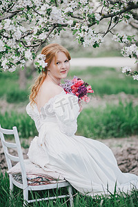 美丽的新娘在老式的婚纱摆在花园里