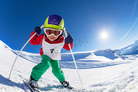 在安全头盔滑雪男孩 