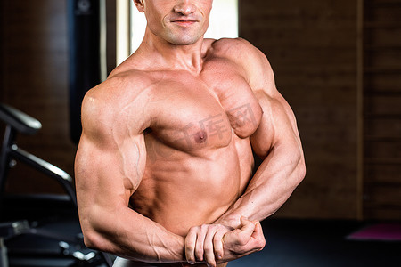 强健壮的男人健身模型躯干显示六块腹肌