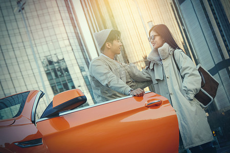 汽车潮流摄影照片_快乐的青年情侣和豪车
