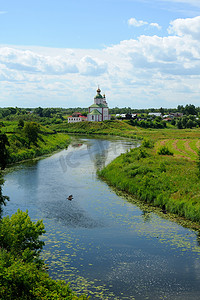 在充满云的天空下的圣利亚教堂的建筑合奏。早期俄罗斯白石建筑的伟大典范。苏兹达尔.俄罗斯。Kamenka 河