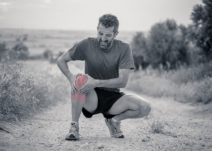特写黑色和白色运动的家伙跑伤了膝盖后, 在红色突出显示的疼痛是在运动健身伤害概念.