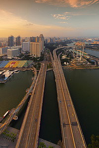 摩天轮emoji摄影照片_新加坡城市商业区的摩天轮和摩天大楼建筑