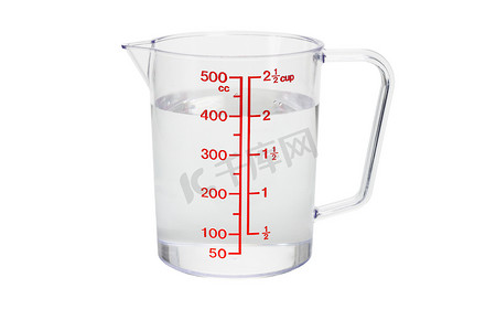 测量杯摄影照片_装满水的塑料厨房测量杯