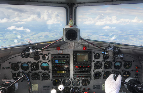 dc3 驾驶舱飞行中的仪表板视图
