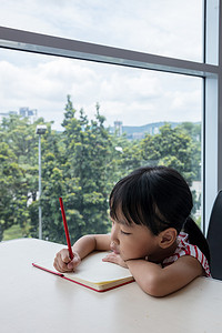 亚洲中国小女孩写的家庭作业