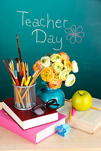 学校用品和黑板背景与题字教师节鲜花