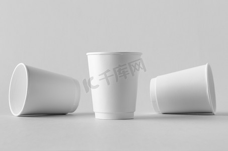 纸杯白色摄影照片_8盎司白色双壁咖啡纸杯没有盖子的模型.