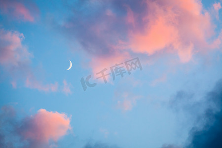粉红的云朵和月亮天堂