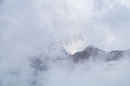 多洛米蒂山雾山景