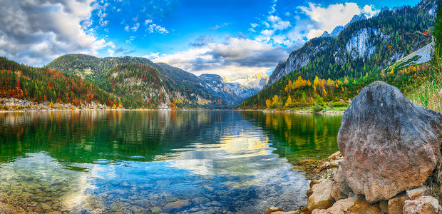 风景秀丽的山水风光与 Dachstein 山山顶由岣梢湖山湖在秋天萨尔茨卡梅谷区域上部奥地利奥地利