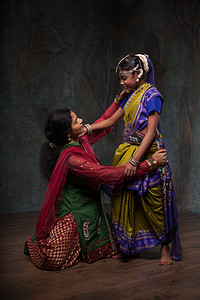 印度文化摄影照片_母亲的爱和关怀