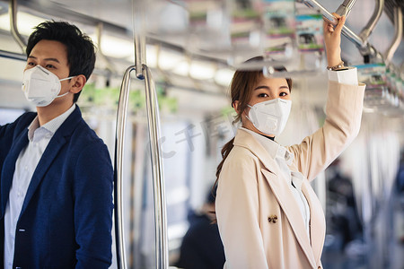 上下班摄影照片_戴口罩的青年人乘坐地铁