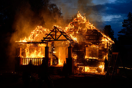 森林中的焚烧房屋