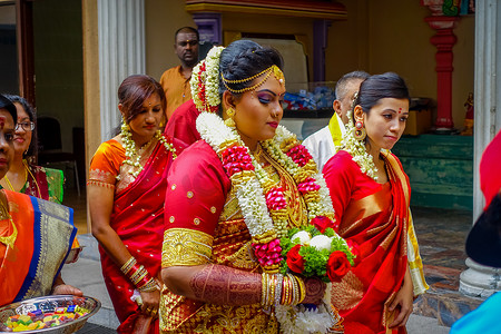 吉隆坡，马来西亚-2017 年 3 月 9 日： 在传统的印度教婚礼庆典中身份不明的人。印度教是马来西亚的第四大宗教.