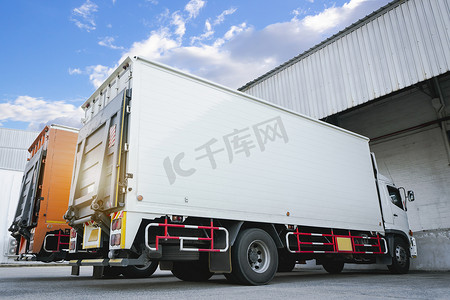 货柜车停放在配送仓库.运货卡车。货车货运及物流服务.