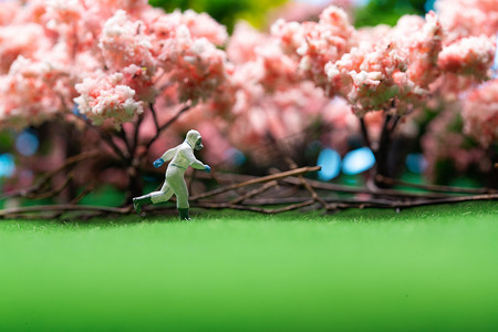 春天清新风景绿色摄影照片_樱花树旁的医护人员奔跑的身影