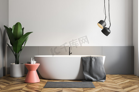 热毛巾敷摄影照片_简约的浴室内饰配有白色和灰色的墙壁、木地板、白色浴缸、灰色毛巾和粉色椅子。盆花。3d 渲染