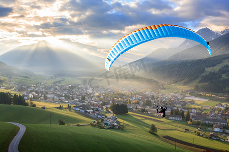 在一个小山小镇上空的空中滑翔伞