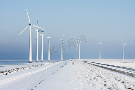 风景摄影照片_长行的电力在荷兰冬季风景