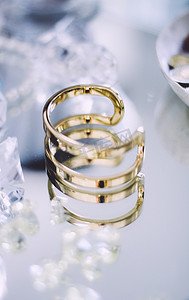 狭叶珍珠菜摄影照片_珠宝和豪华礼品为她的风格的概念-黄金, 钻石和珍珠首饰美丽的一套, 优雅的视觉效果