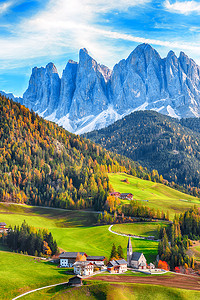 美丽的秋天场景,美丽的圣塔玛达莲娜村庄在多洛美斯.地点：Santa Maddalena village, Val di Funes, Trentino-Alto Adige, Dolomites, Italy, Europe