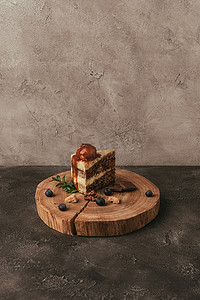 巧克力木板摄影照片_甜可口的蛋糕与巧克力和蓝莓在木板上 