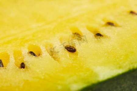 黄熟西瓜与种子的特写视图