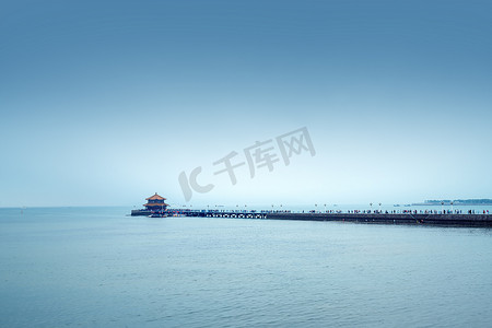 中国山东省青岛市天桥与海上风景