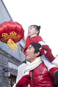 父亲和女儿庆祝中国农历新年