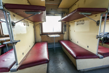 火车内部摄影照片_老式火车内部与睡汽车安全座椅