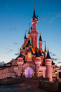 and摄影照片_迪士尼乐园巴黎城堡被照亮，日落
