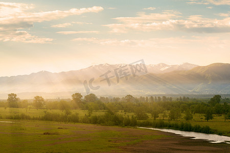 这条河摄影照片_山谷景观河与山在日出时的背景