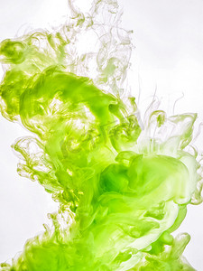 旋流油墨在白色背景上分离出的水。在水中油漆。一滴绿色墨水在水特写的软传播。抽象背景。软焦点