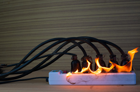 带连接电源带的多插座着火，木背衬垫上有一串插头