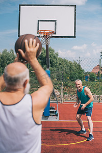 夏天的时候, 在操场上打篮球的老人们