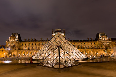 卢浮宫博物馆与暮光之城的金字塔