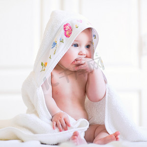 可爱的小女孩坐在根据一名蒙面毛巾洗完澡后