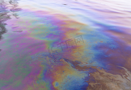 燃油摄影照片_石油汽油水污染.生态灾难。废油工业燃油泄漏水污染.点缀汽油和油的水。生态多样性。环境问题的概念
