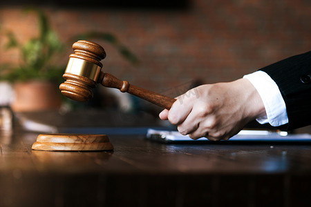 法律顾问向客户提交一份与gavel和法律签署的合同。司法和律师概念