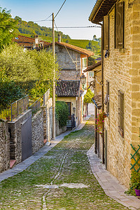 意大利一个中世纪村庄的鹅卵石小巷