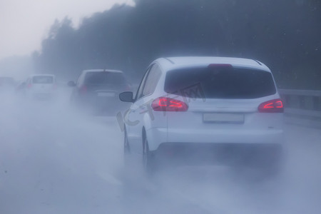 在雨中的公路上的汽车交通