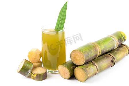 甘蔗摄影照片_新鲜的甘蔗汁在白色背景上的玻璃