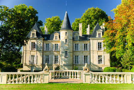 在梅多克地区，法国城堡飞勇比雄拉朗德