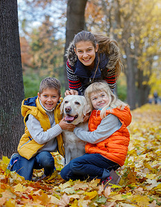 孩子和狗在秋天的公园