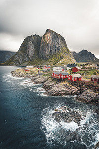著名旅游景点的全景 Hamnoy 渔村附近的罗弗敦群岛, 挪威的红色弗洛罗房子在秋天与云彩和蓝天和海浪.