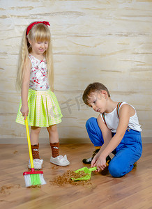 打扫房子摄影照片_年轻的男孩和女孩帮助打扫房子