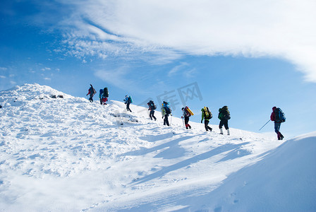 徒步旅行者在冬天山